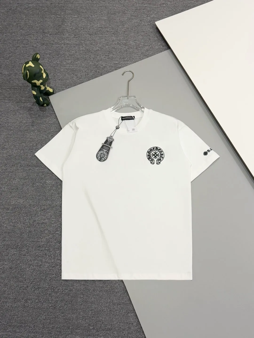 🅿️190 [High quality] Chrome hearts ss25 new first release latest short-sleeved round neck t-shirt, high-end customization, avant-garde and fashionable design! The brand logo is applied to the front and back cuffs using 100,000 needle embroidery techniques. High-end customized 280g fabric. Soft to the touch. Comfortable to wear. Exquisite stitching. Fine workmanship. The upper body effect is incomparably handsome! Same style for men and women, color: white, black size: S to xL